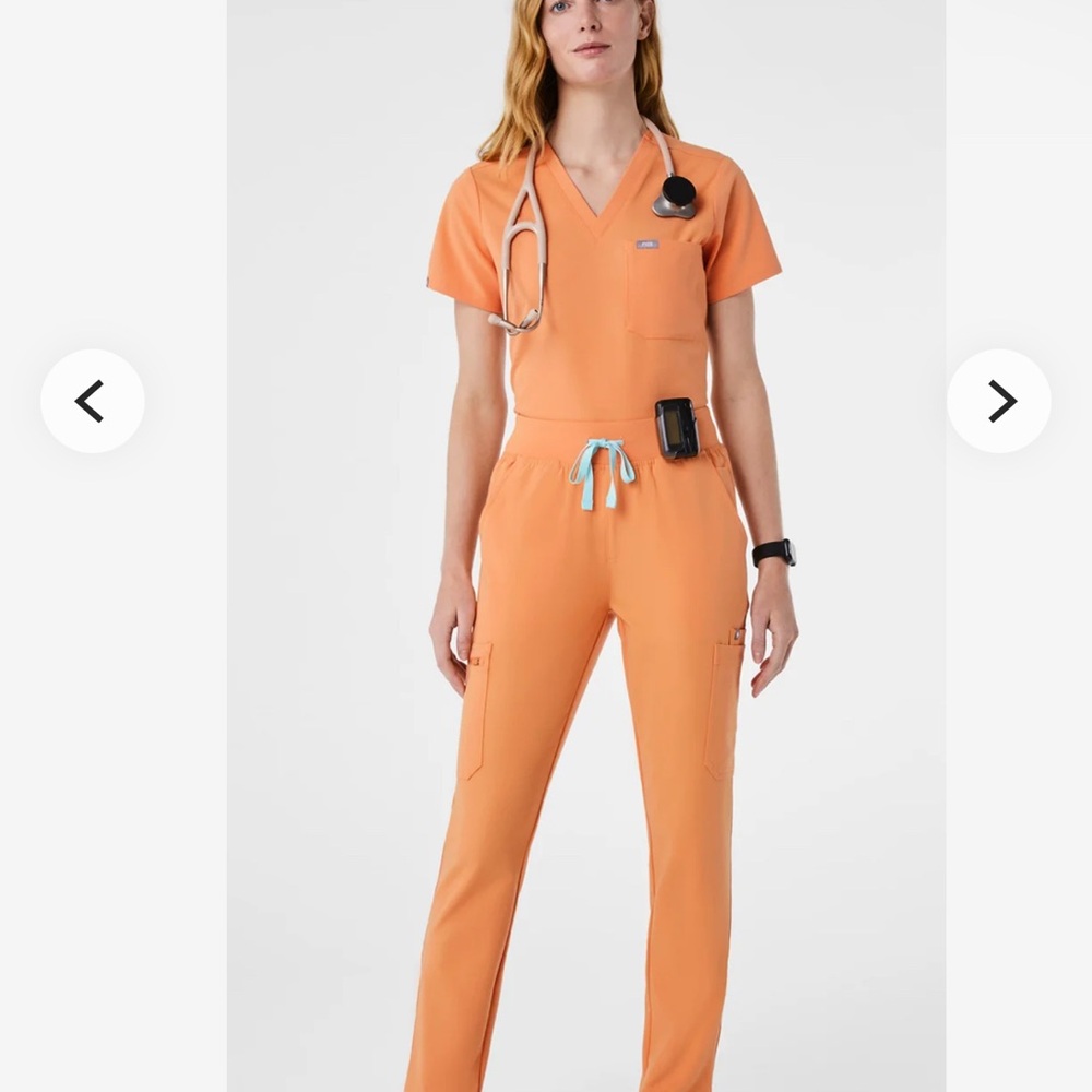 Figs shaka orange size small top and bottom